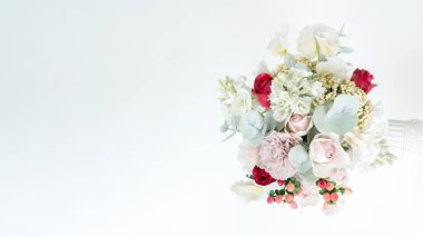 Yapay çiçeklerden yapılmış zarif bir düğün buketi olan yatay bir pankart. Gelin için kopya ya da yedek buket. Pankartlar ve davetiyeler için fotokopi alanı olan pastel tonlarda zarif bir buket..