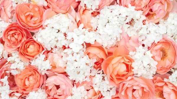 Güzel bir buket gül ve ortancaların üst görüntüsü. Turuncu tonlarda gerçek güllerin çiçek arkaplanı. Sosyal ağlardaki gönderiler için bir reklam afişi tasarım şablonu.