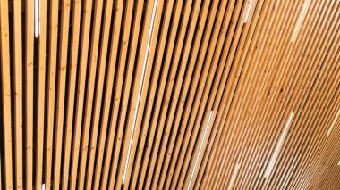 LED lambalı ahşap tahtalardan yapılmış tavana yakın çekim. Ahşap tahtaların dokusu. Çatı katı tarzı iç dekorasyon için ahşap tavan tasarımı fikri.
