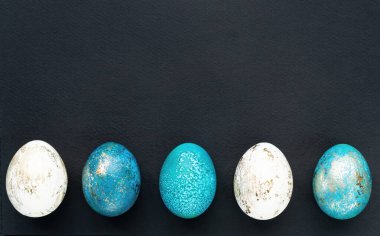 Altın sarısı Paskalya yumurtaları, siyah arka planda yatay ilan afişi ve fotokopi alanı. Poster, reklam ve davetiye için orijinal Paskalya tasarım şablonu.