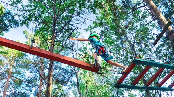 Concept Courage Surmonter Les Difficultés Chez Les Enfants Garçon Déterminé — Photo