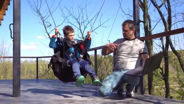 El entrenador de parapente enseña al niño. — Vídeos de Stock