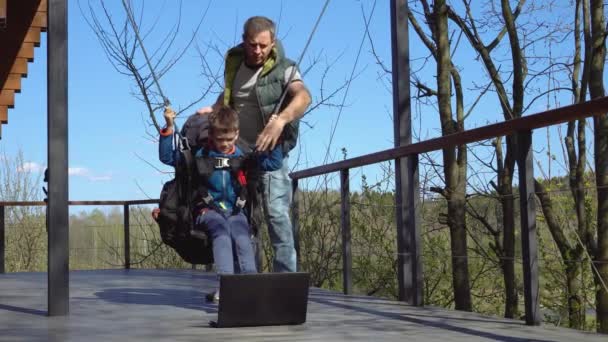De paragliding coach leert de jongen. — Stockvideo