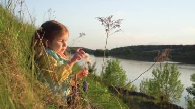 Bebek bir karahindiba üflüyor.. 