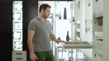  Sergi standındaki QR kodunu akıllı bir telefonla tarıyorum..