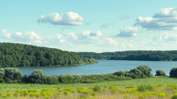 Vista de nubes voladoras sobre las imágenes del lapso de tiempo del lago. Las nubes vuelan hacia la distancia por encima del agua. — Vídeo de stock