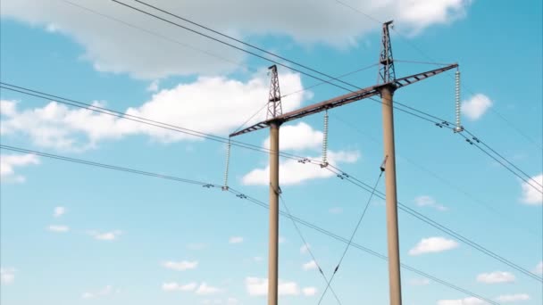 Nagyfeszültségű elektromos vezetékek a felhők mögött. Energiarendszer. Energiaellátás. Energiatranszfer. Energiabiztonság. Időeltolódás felvétele. — Stock videók