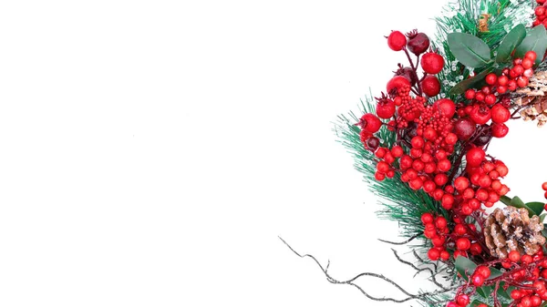 コピースペースの白い背景に赤と緑の色でクリスマスリースのバナー 伝統的なスタイルで新年カードテンプレートのデザインのためのクリスマスリースの一部 — ストック写真