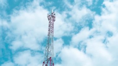 Bulutlu gökyüzüne karşı 4G ve 5G baz istasyonu 4K hızlandırılmış görüntü.