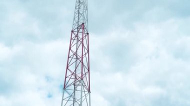 Bulutlu gökyüzüne karşı 4G ve 5G baz istasyonu 4K hızlandırılmış görüntü.