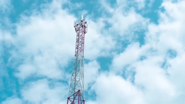 Ett 4G och 5G mobiltorn mot den molniga himlen 4k tid förflutit bilder. — Stockvideo