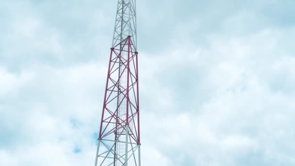 Sebuah 4G dan 5G menara sel terhadap langit mendung 4k waktu rekaman selang. — Stok Video