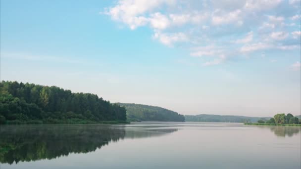 Čas se krátí obloha nad zamlženým lesním jezerem těsně po východu slunce. — Stock video