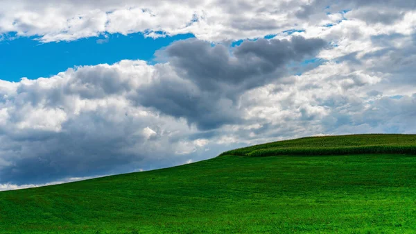 Festői Felhős Táj Kék Felhőkkel Zöld Mező Felett Fűvel Windows — Stock Fotó