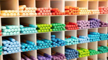 Fotokopi alanı olan kalemler. Kırtasiyedeki bir rafta profesyonel kullanım için renkli kalemler. Suluboya kalemler ofis gereçleri rafındaki hücrelerin renklerine göre düzenlenir.. 