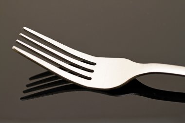 Siyah bir arka plan üzerine çatal