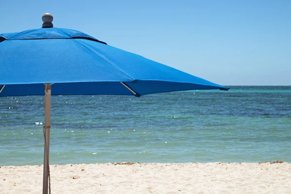 Parapluie sur une plage de sable blanc — Photo