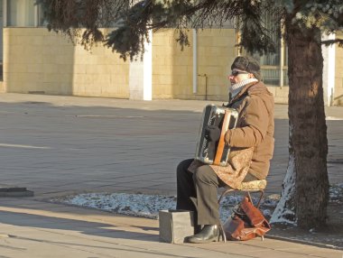 Kaldırımda kör akordiyonist
