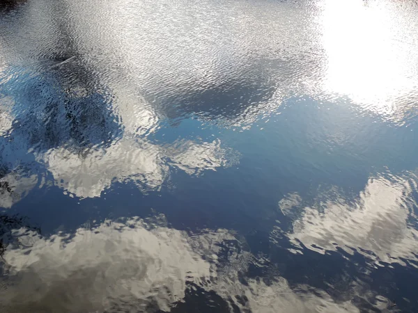 Reflexión del cielo sobre el agua — Foto de Stock