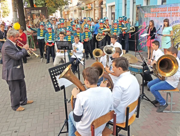 Conductor and his brass band of pupils — Stock Photo, Image