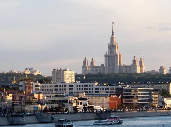 Edifício alto da casa dos anos 1950 em Moscou — Fotografia de Stock