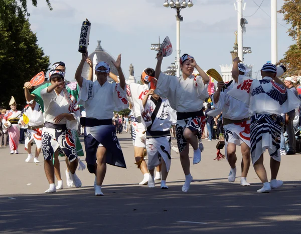 Mannelijke Japanse team dansen — Stockfoto