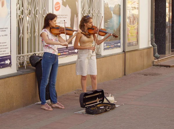 Músicos callejeros tocando violines — Foto de Stock