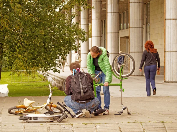 Bicycle malfunction during a family walk — Stock Photo, Image