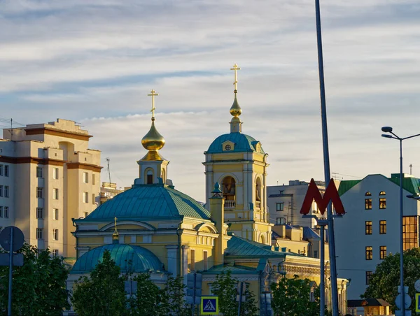 Церква Дзвіницею Серед Житлових Будинків Москві — стокове фото