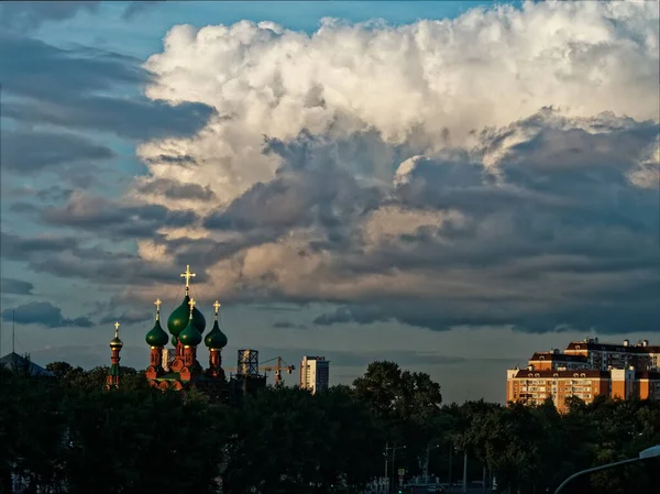 Uma Igreja Edifício Residencial Vários Andares Contra Fundo Nuvens Cumulus — Fotografia de Stock