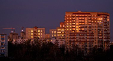  Bir yerleşim alanındaki yüksek binalarda şafak sökerken