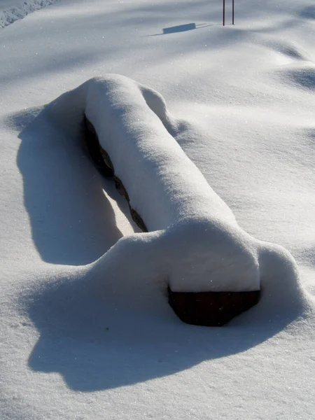 Banco Coberto Neve Iluminado Pela Luz Solar — Fotografia de Stock