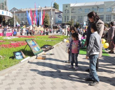 Sokak sanatı sergi ve satış seyirciler