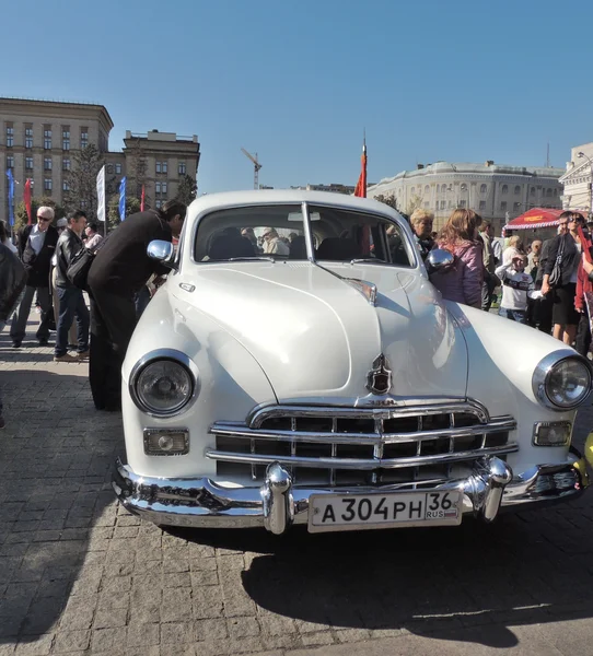 Luxus-Retro-Auto in voller Größe — Stockfoto