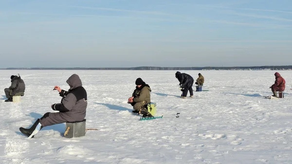 Zimní rybáři na řece LED — Stock fotografie