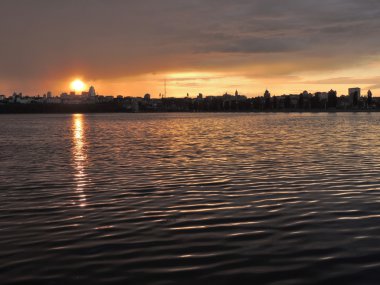 Yağmurlu bir günde nehir şehir