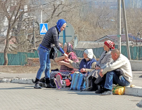 Frau spendet zu orthodoxen Ostern Almosen — Stockfoto