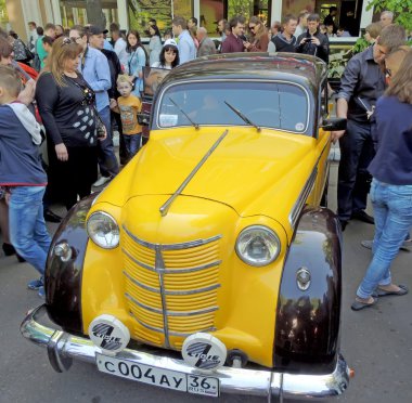 1950'lerde Moskvitch 400 (Moskvitch 401 Sovyet küçük aile arabası)