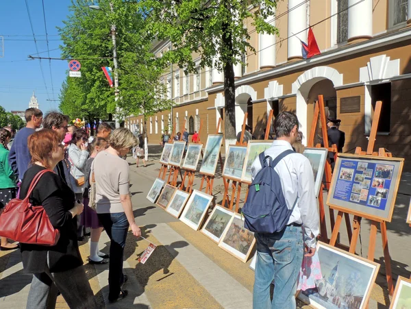 Habitantes de la ciudad que buscan pinturas en la exposición de arte callejero en el núcleo de la ciudad en la celebración del Día de la Victoria V-E —  Fotos de Stock