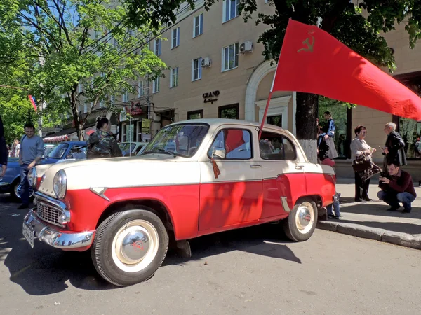 Sovjeteconomie retro auto van jaren zestig sedan Moskvitsj 407 (Scaldia) — Stockfoto