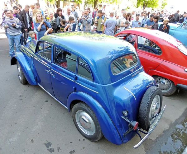 Soviet economy car of 1950s sedan Moskvitch 401 — Stock Photo, Image