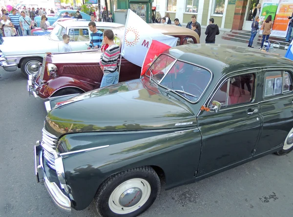 Coches retro Pobeda, GAZ M1 y Chaika — Foto de Stock