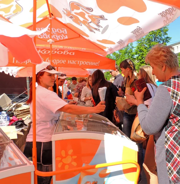 Compra de cono de helado en el puesto de la calle — Foto de Stock