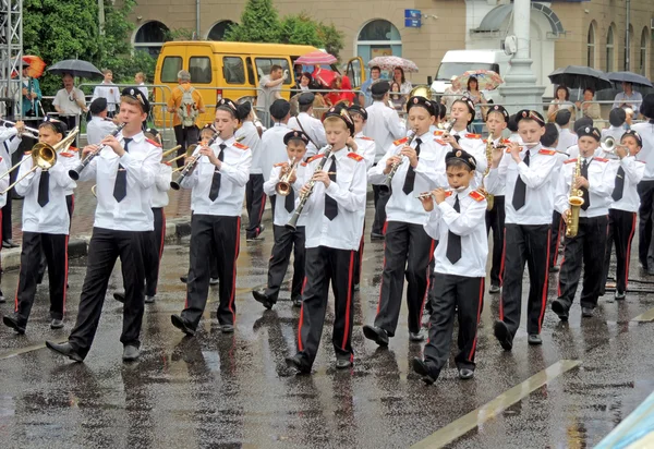 Banda de jóvenes estudiantes marchando — Foto de Stock