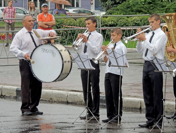 Actuación de la banda de latón infantil latiendo bajo la lluvia —  Fotos de Stock