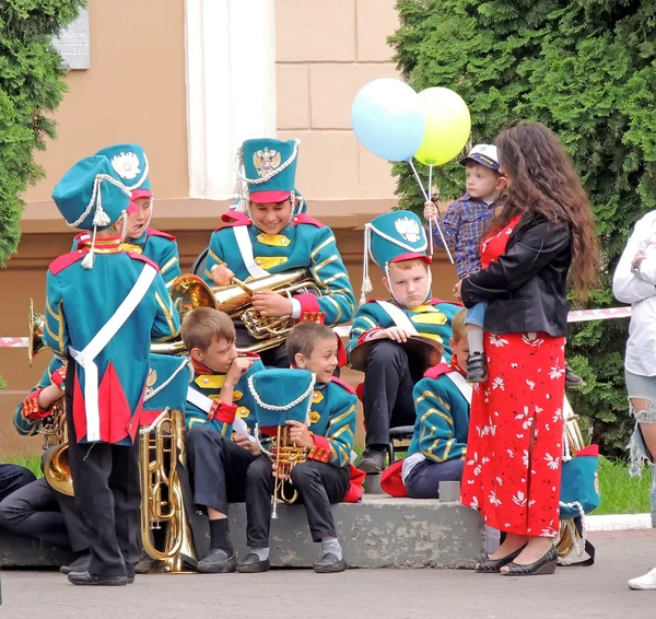 Esperando de banda de bronze das crianças para suas performances — Fotografia de Stock