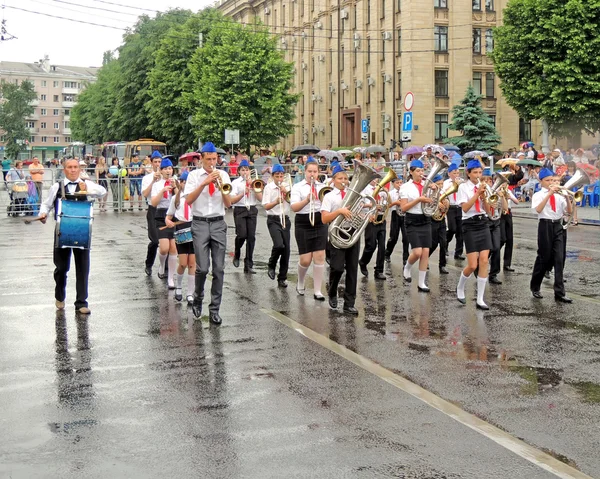 Marchando banda no Festival de Música de Bandas de Bronze Infantil — Fotografia de Stock