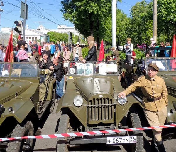 Jeep Gaz-67 ve Polonya Ordusu WWII Üniformalı erkeklere — Stok fotoğraf