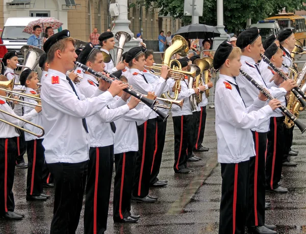 Banda de latón de los alumnos en un día húmedo — Foto de Stock