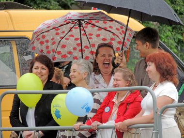 Yağmurda kahkaha patlaması